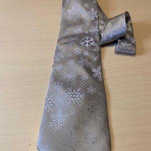 Silver snowflake necktie great Xmas gift!